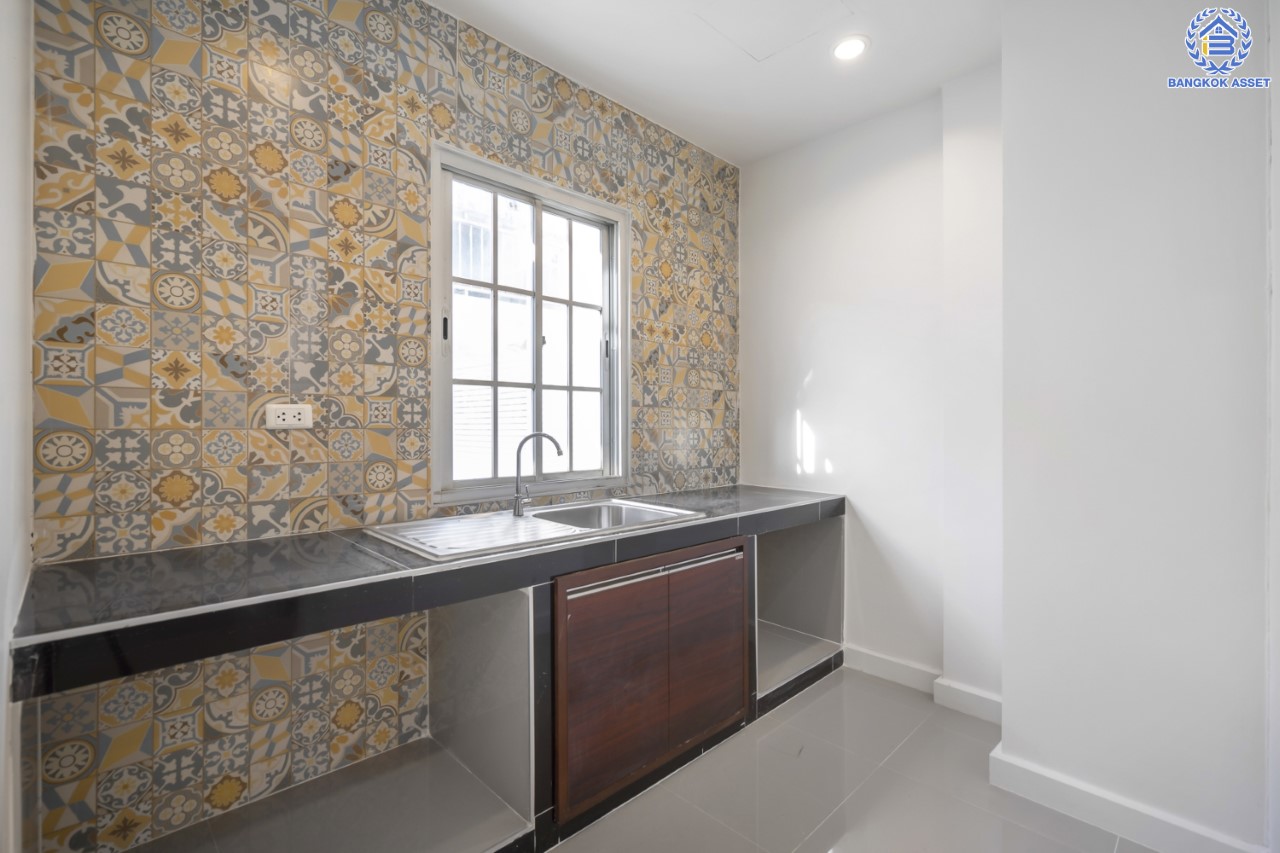 บ้านมือสองตกแต่งใหม่ ม.พลัสซิตี้พาร์ค เกษตร-งามวงศ์วาน ทาวน์โฮม 3 ชั้น ตอบโจทย์ทุกการอยู่อาศัย เนื้อที่ 23.4 ตร.ว. ฟังก์ชัน 3 ห้องนอน 4 ห้องน้ำ 2 ที่จอดรถ (ห้องนอนทุกห้องมีห้องน้ำในตัว) เดินทางสะดวกสบายบนทำเลใจกลางเมือง เข้าออกได้ 3 เส้นทาง ได้แก่ ถ.วิภาวดี ถ.งามวงศ์วาน ถ.ประชาชื่น ใกล้ ม.เกษตร, เดอะมอลล์งามวงศ์วาน และรถไฟฟ้าสายสีเขียว "สถานีมหาวิทยาลัยเกษตรศาสตร์"